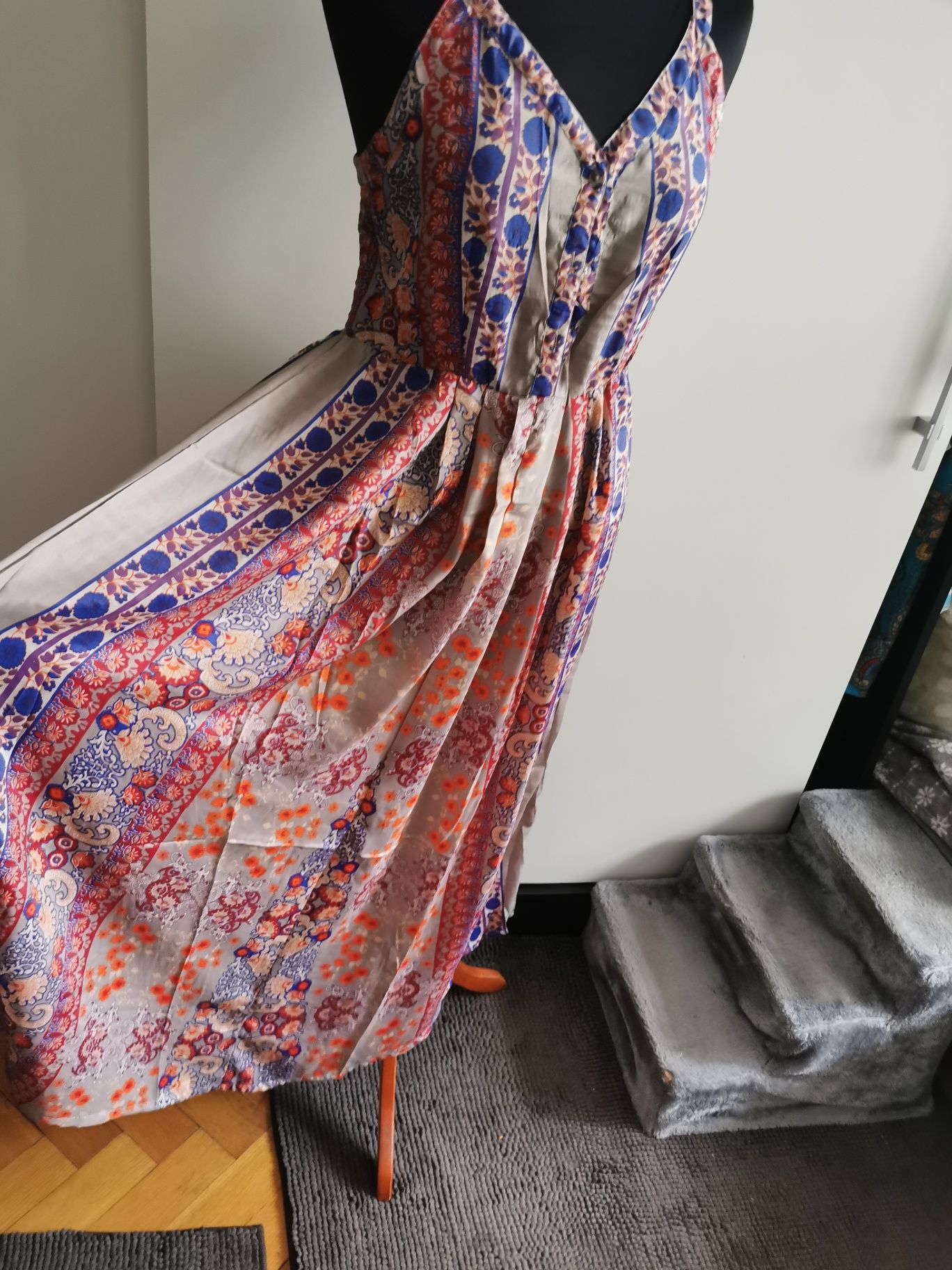 Piękna jedwabna sukienka letnia na grubsze ramiączka szara  wzory