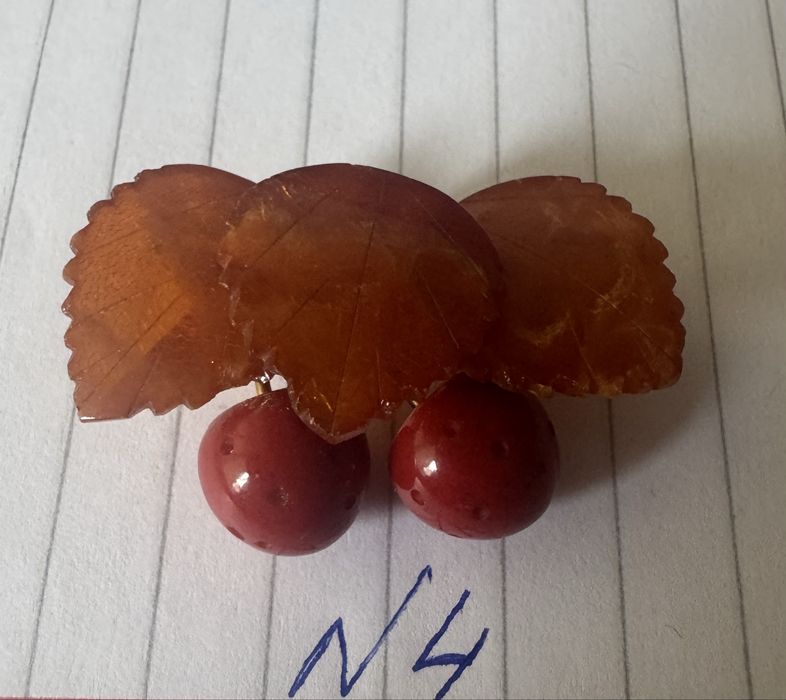 Янтарная брошь СССР