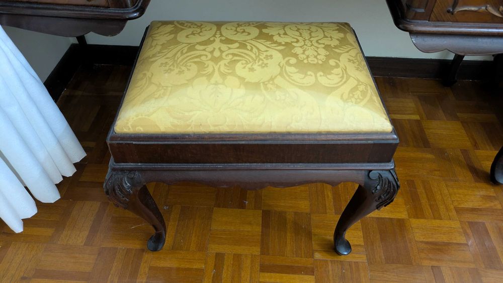 Toucador antigo em madeira maciça com espelho triplo e banco