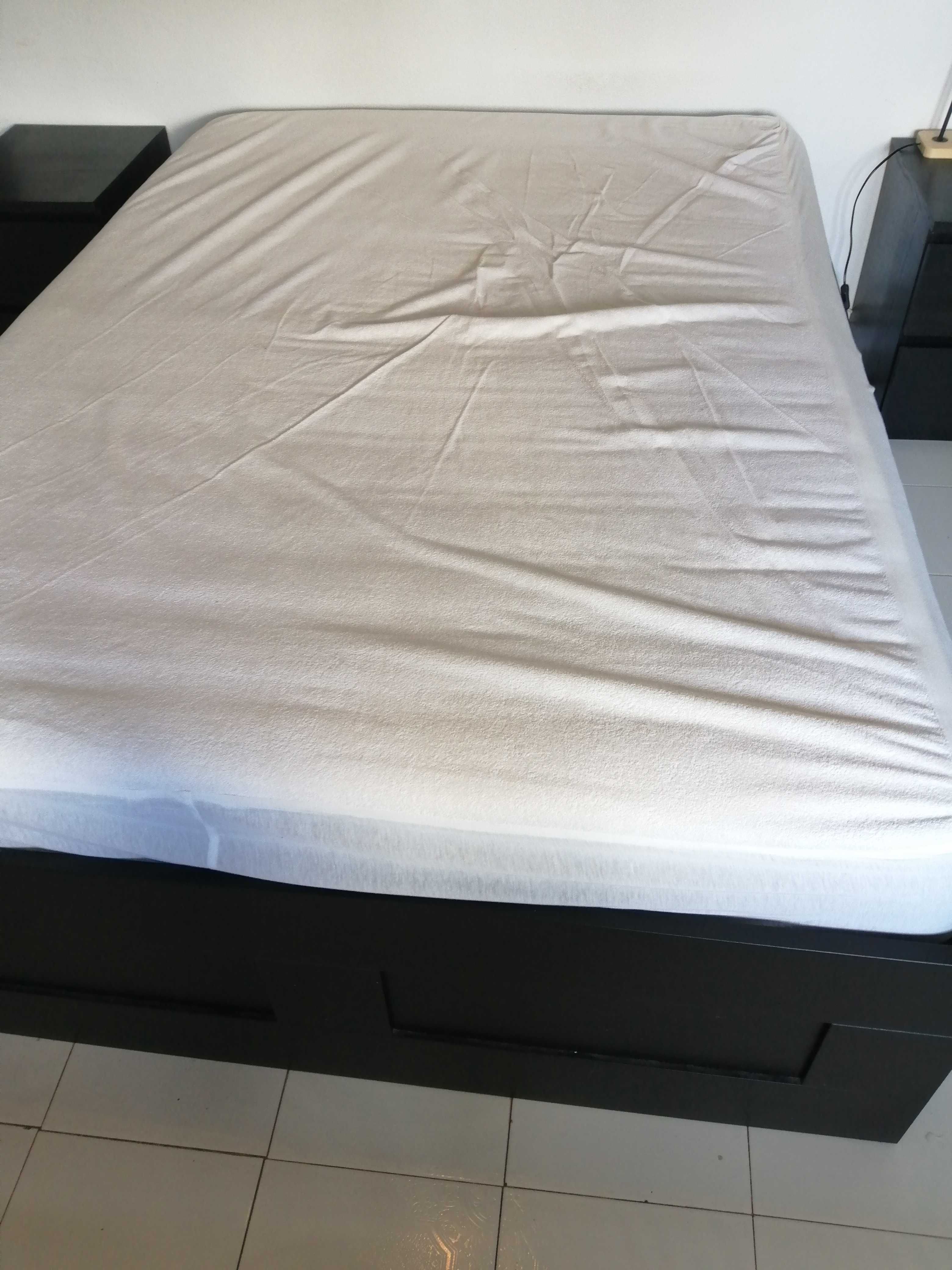 Cama de casal com colchão e mesas de cabeceira