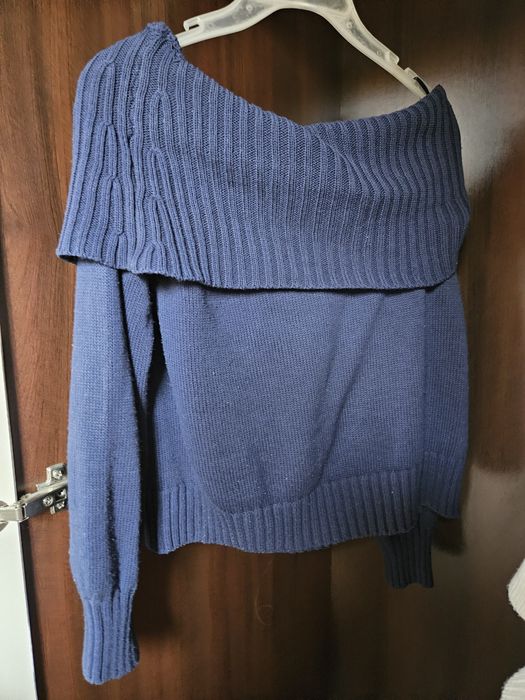 Granatowy sweter "off shoulders"