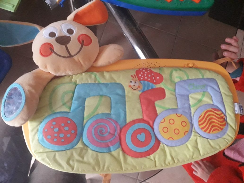 Brinquedos de música a funcionar Fisher Price e Chicco