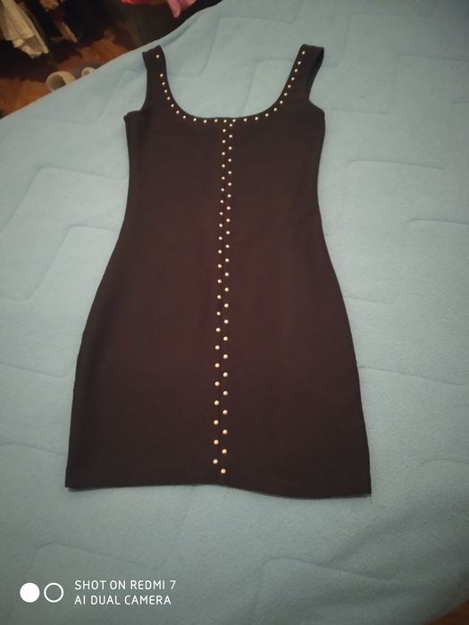 Vestido preto, com tachas de metal