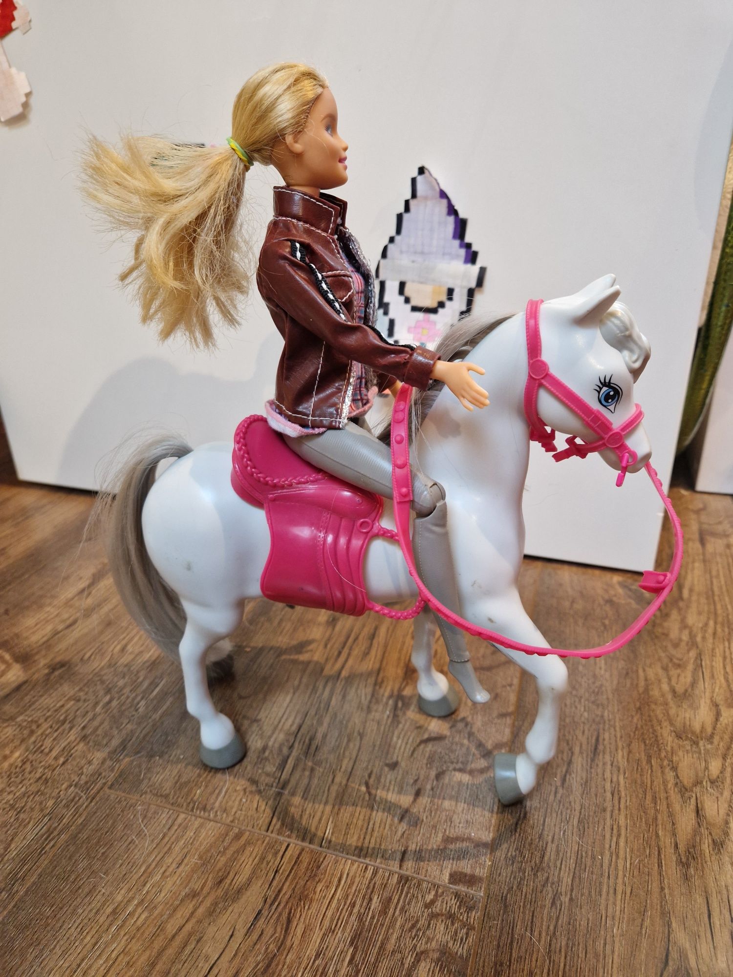 Lalka Barbie na koniu