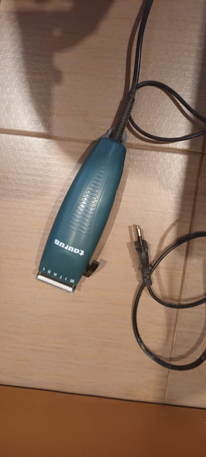 Máquina de cortar cabelo Taurus sem bateria