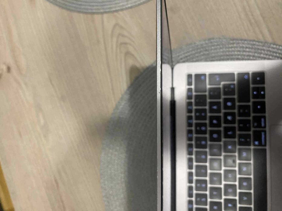 Sprzedam używanego laptopa MacBook Pro 13 2017