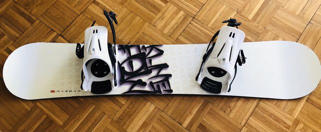 Deska snowboardowa 135 cm Atomic z wiązaniami