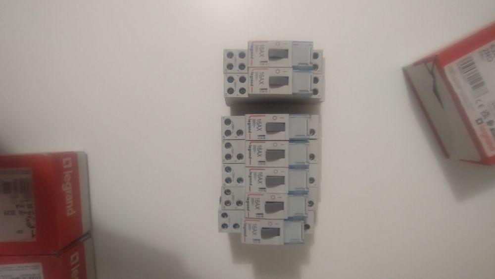 LEGRAND Przekaźnik bistabilny 7 szt
     (Opi