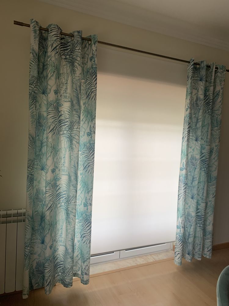 Dois cortinados em tons de verde
