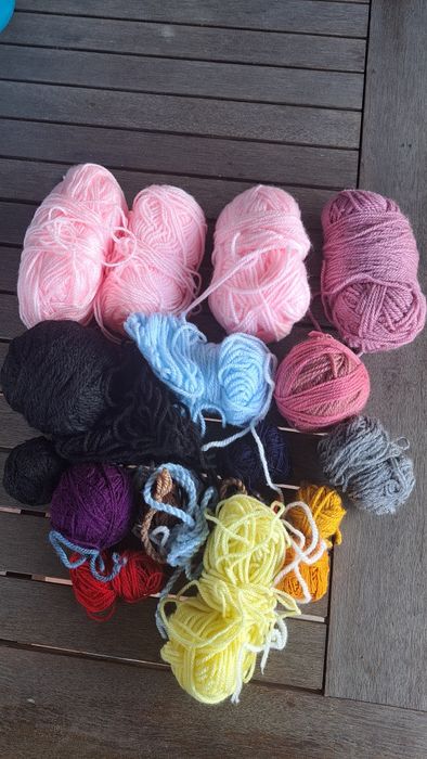 Restos de lã e de linhas crochet
