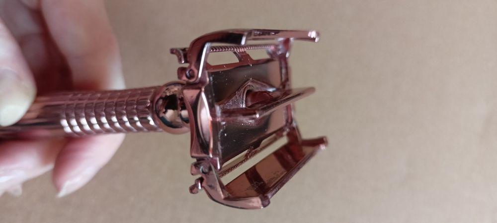 Wilkinson Sword Intuition Rose Gold maszynka wielorazowa na żyletki