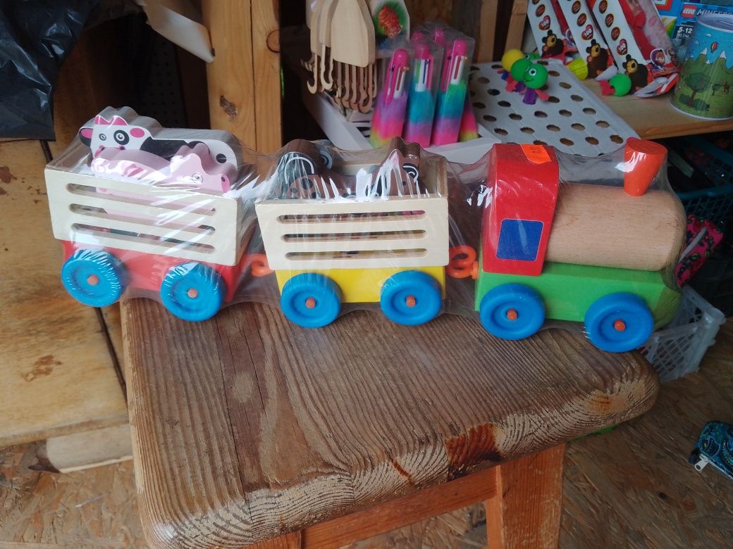 Zabawka pociąg drewniany że zwierzętami