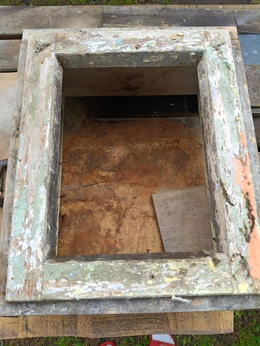 Małe okienko z ponad 100-letniego domu