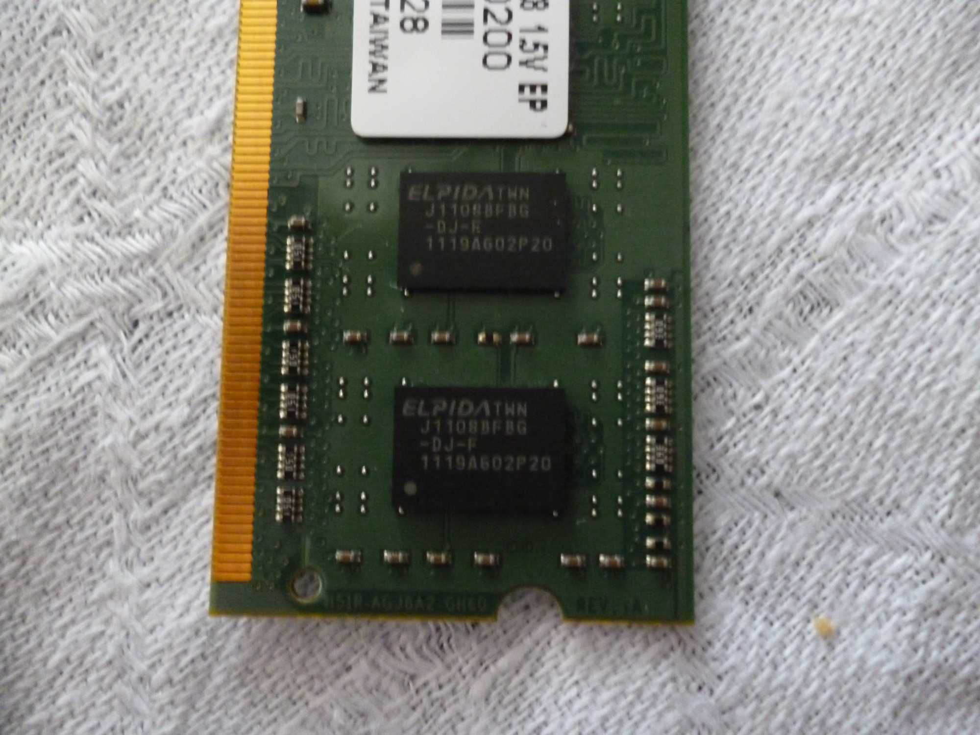 Kość RAM DDR 3 , 1 GB .