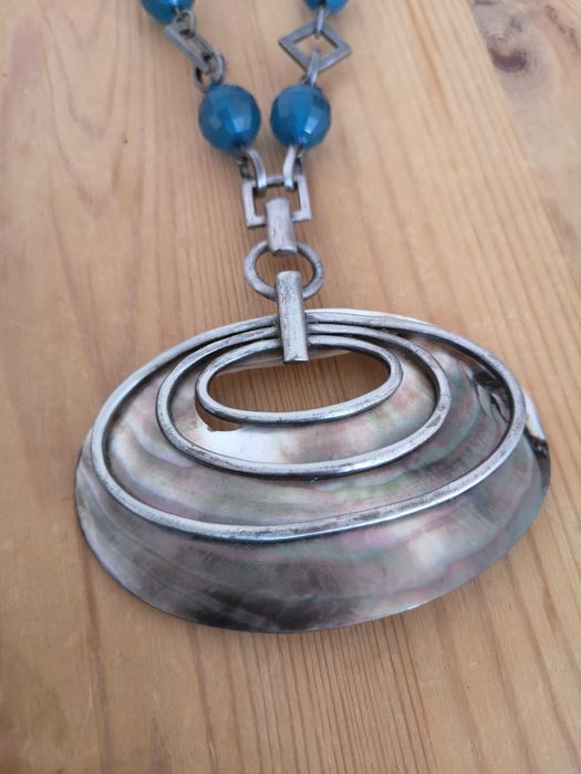 Colar curto com contas azuis e pendente