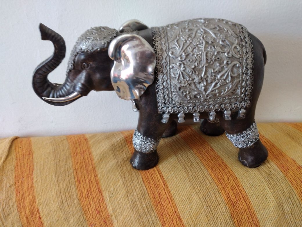 Elefante grande em marfinite