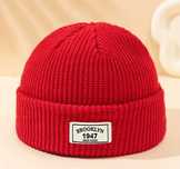 Stylowa Czerwona Czapka Beanie z Etykietą Brooklyn 1947 – Ciepła i Ela
