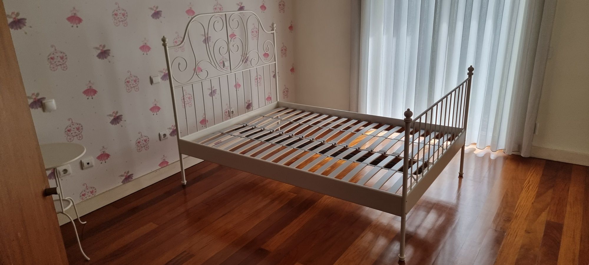 Cama em ferro com aparador