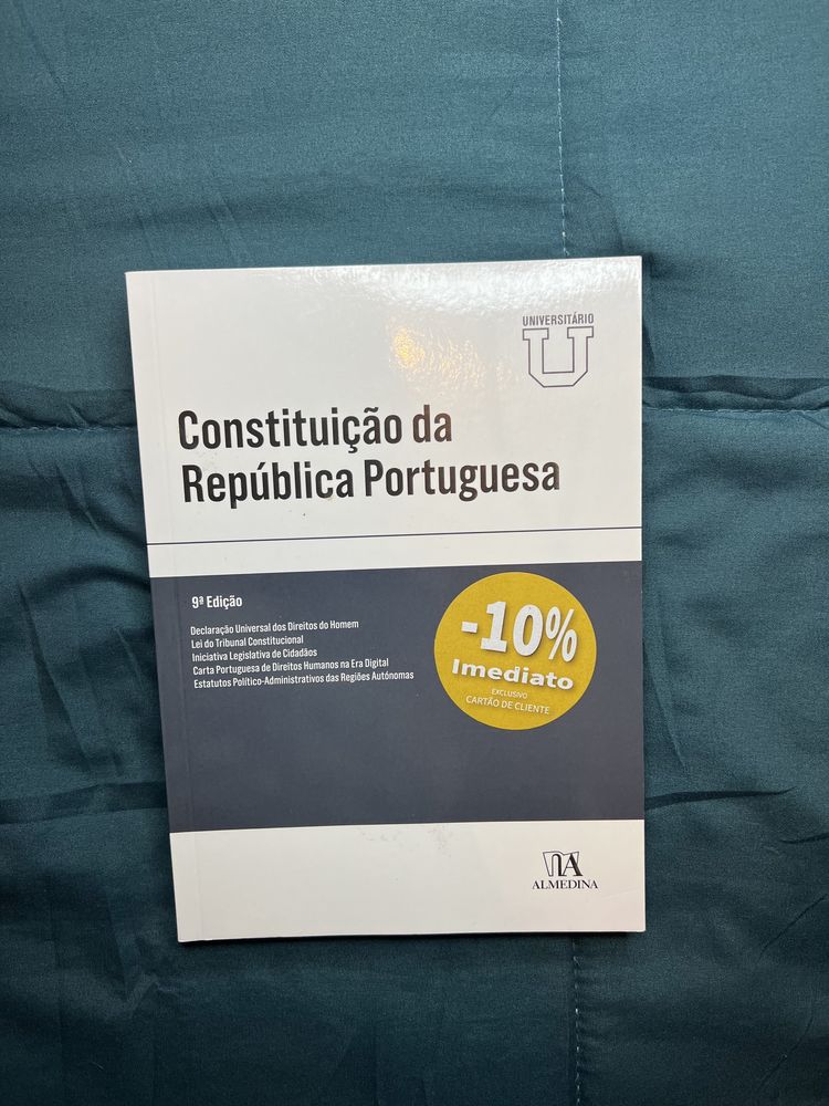 Livros didáticos e um livro de entretenimento