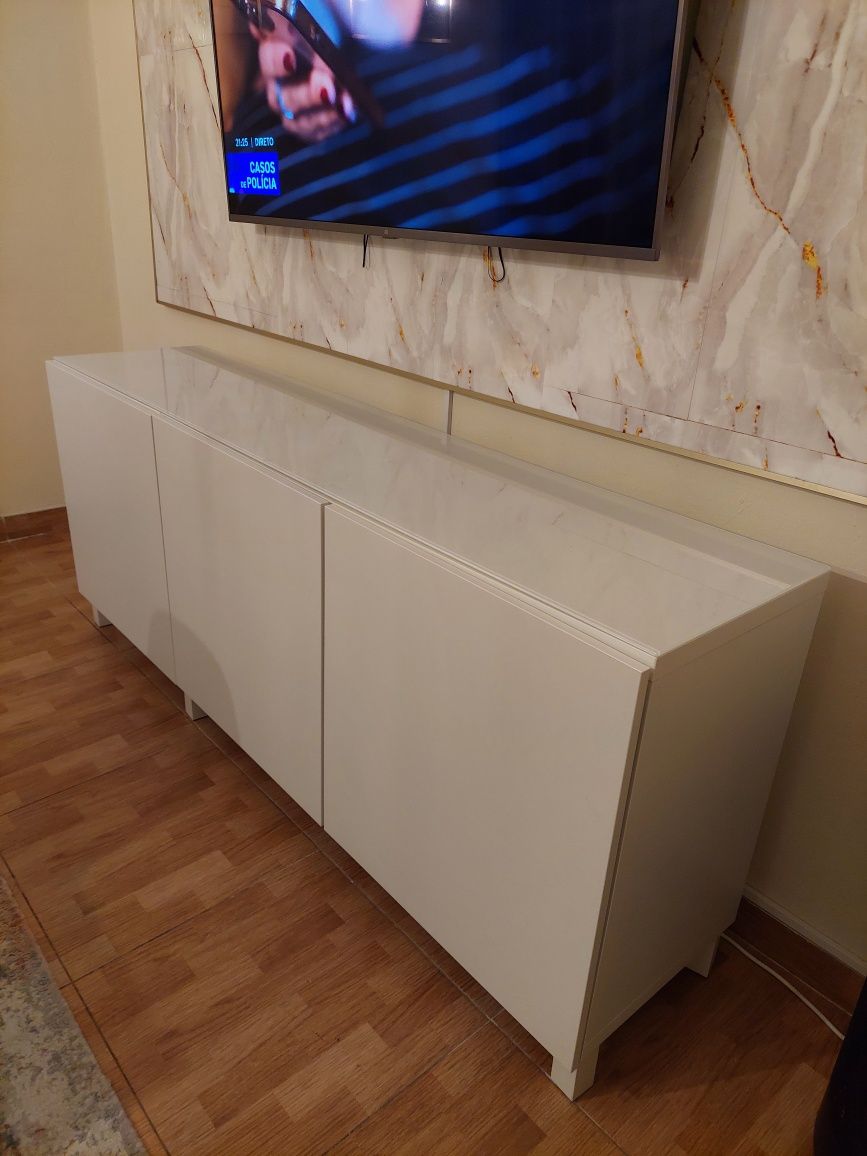 Aparador Ikea com pés branco