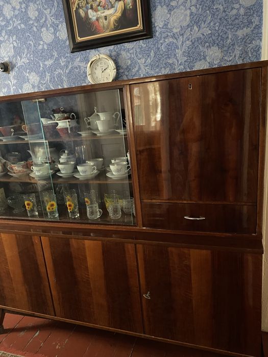 Ліжко та сервант румунські