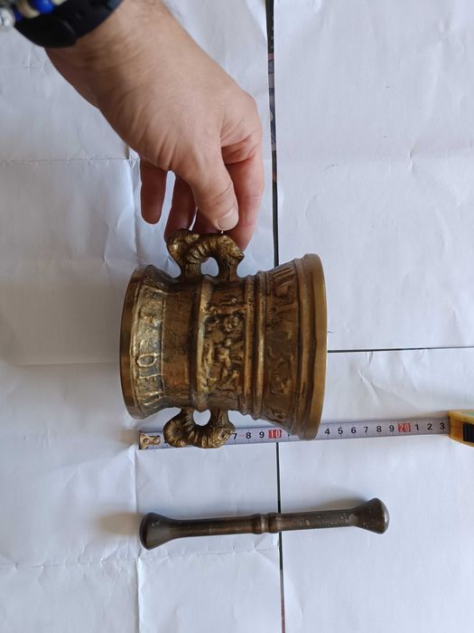 Moździerz z mosiądzu z tłuczkiem