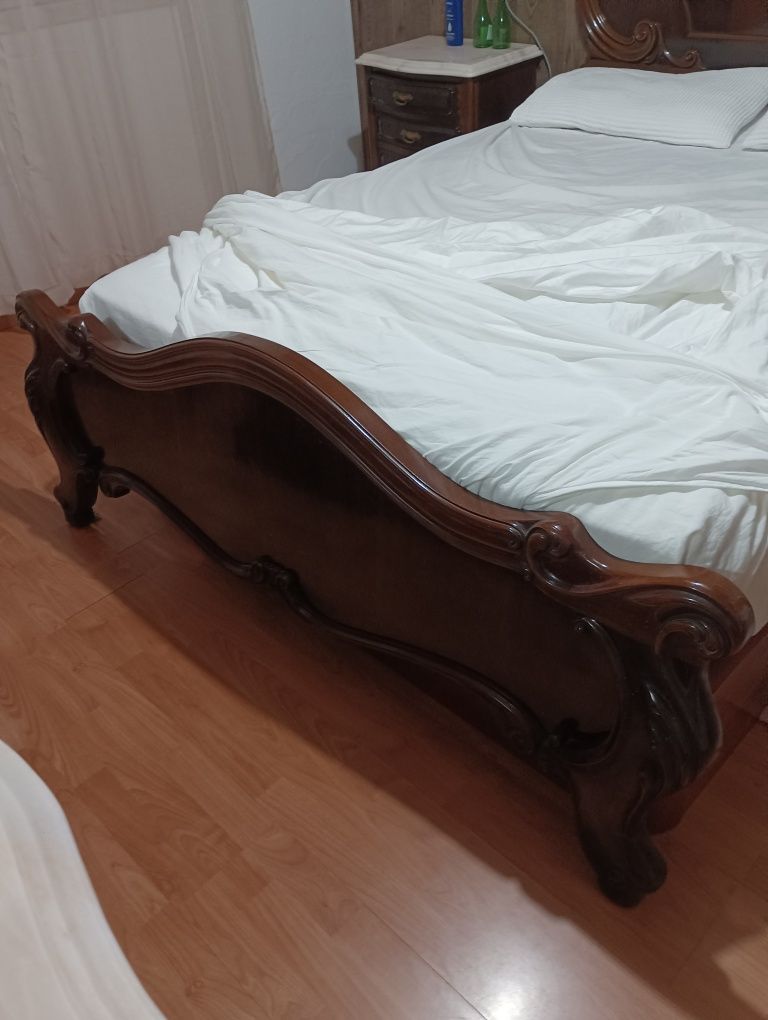 Cama de casal em madeira