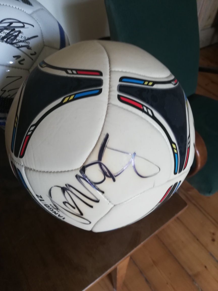 Kolekcja piłki z autografami Euro 2012.