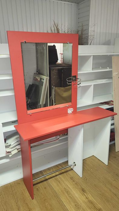 Товари , меблі для салона та перукарні.