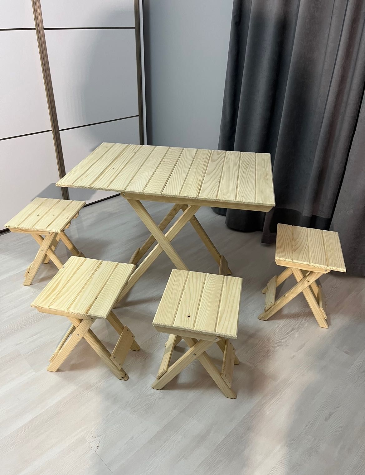 Розкладний деревʼяний стіл, розкладні  деревʼяні стільчики