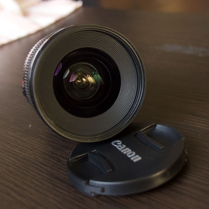 Canon EF 20 mm f/2.8 USM.