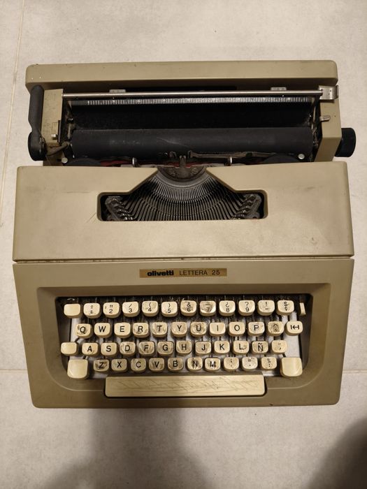 máquina de escrever portátil Olivetti Lettera 25.