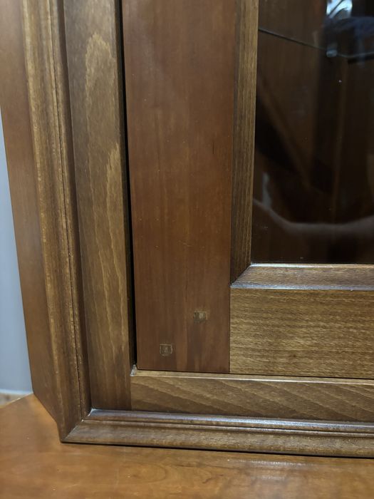 Piekna drewniana witrynka rogowa - szafka rogowa