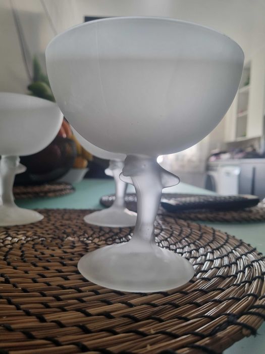 Vintage  4 taças com haste de formato golfinho em vidro fosco,