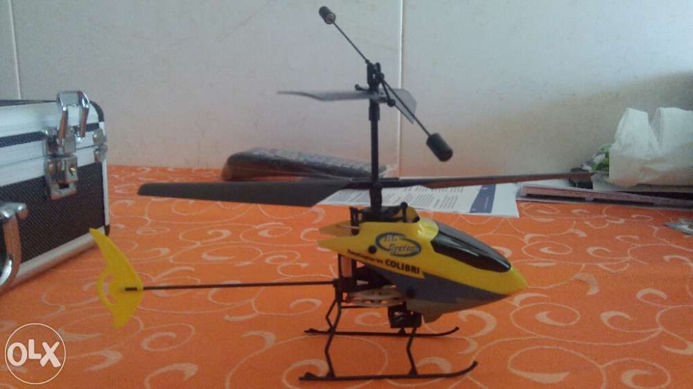 Helicóptero RC com baterias