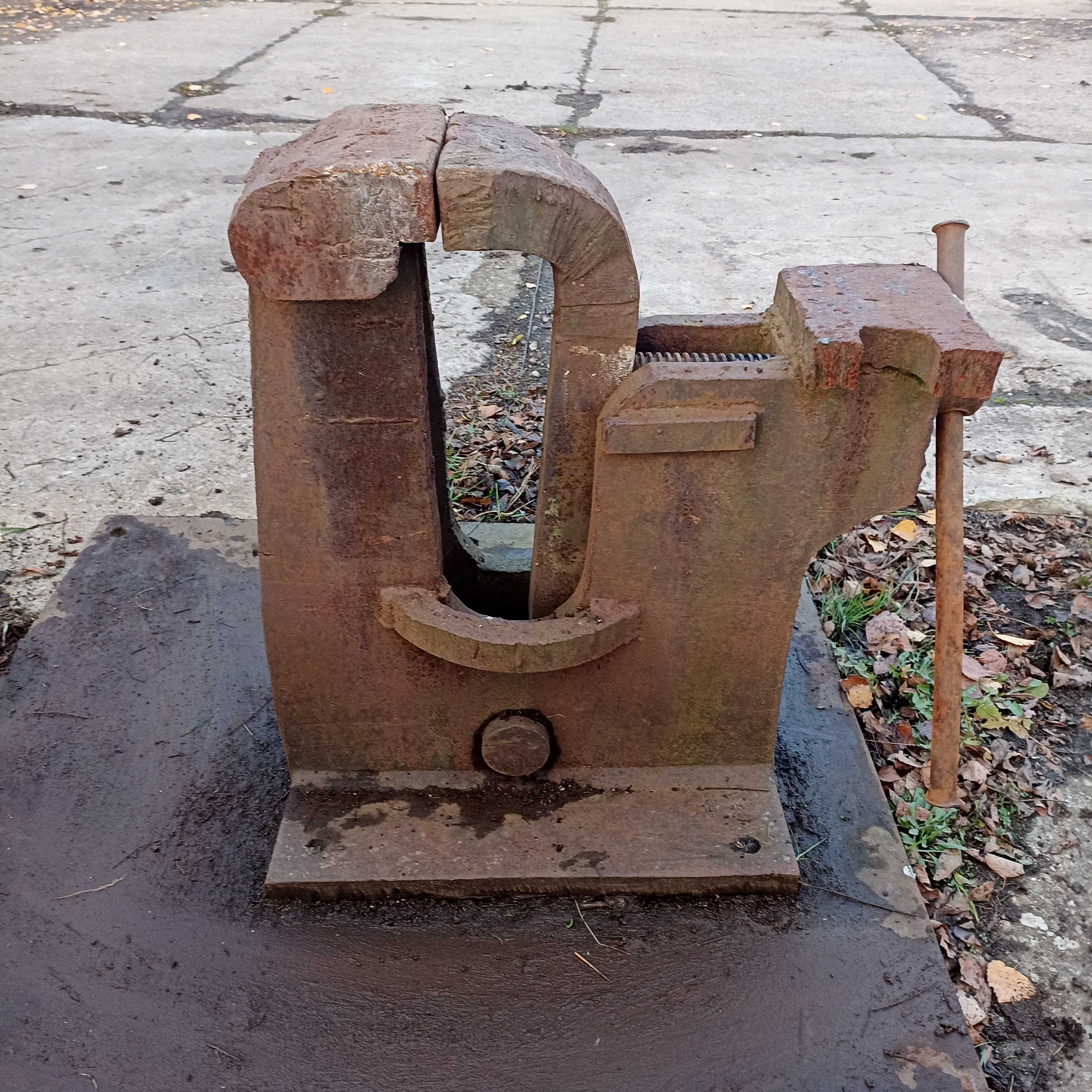Stare duże imadło 245kg