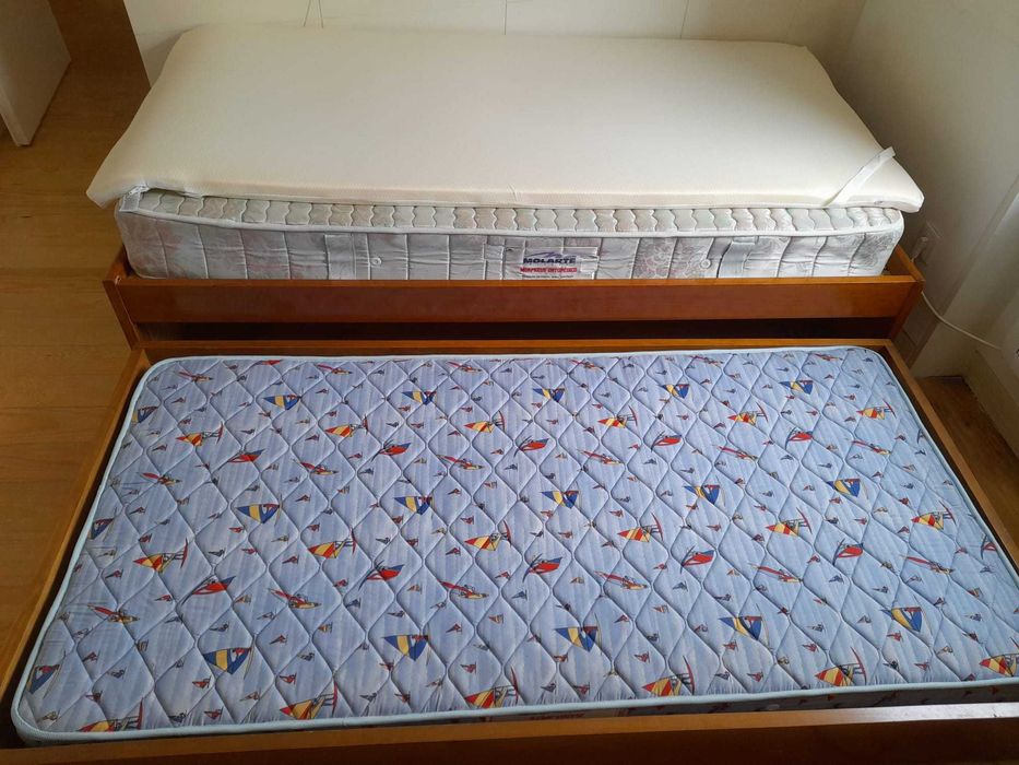 Cama de gavetão em madeira maciça.