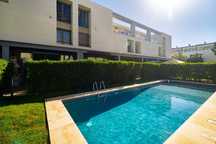 Moradia Exclusiva em Condomínio Privado com Jardim e Piscina