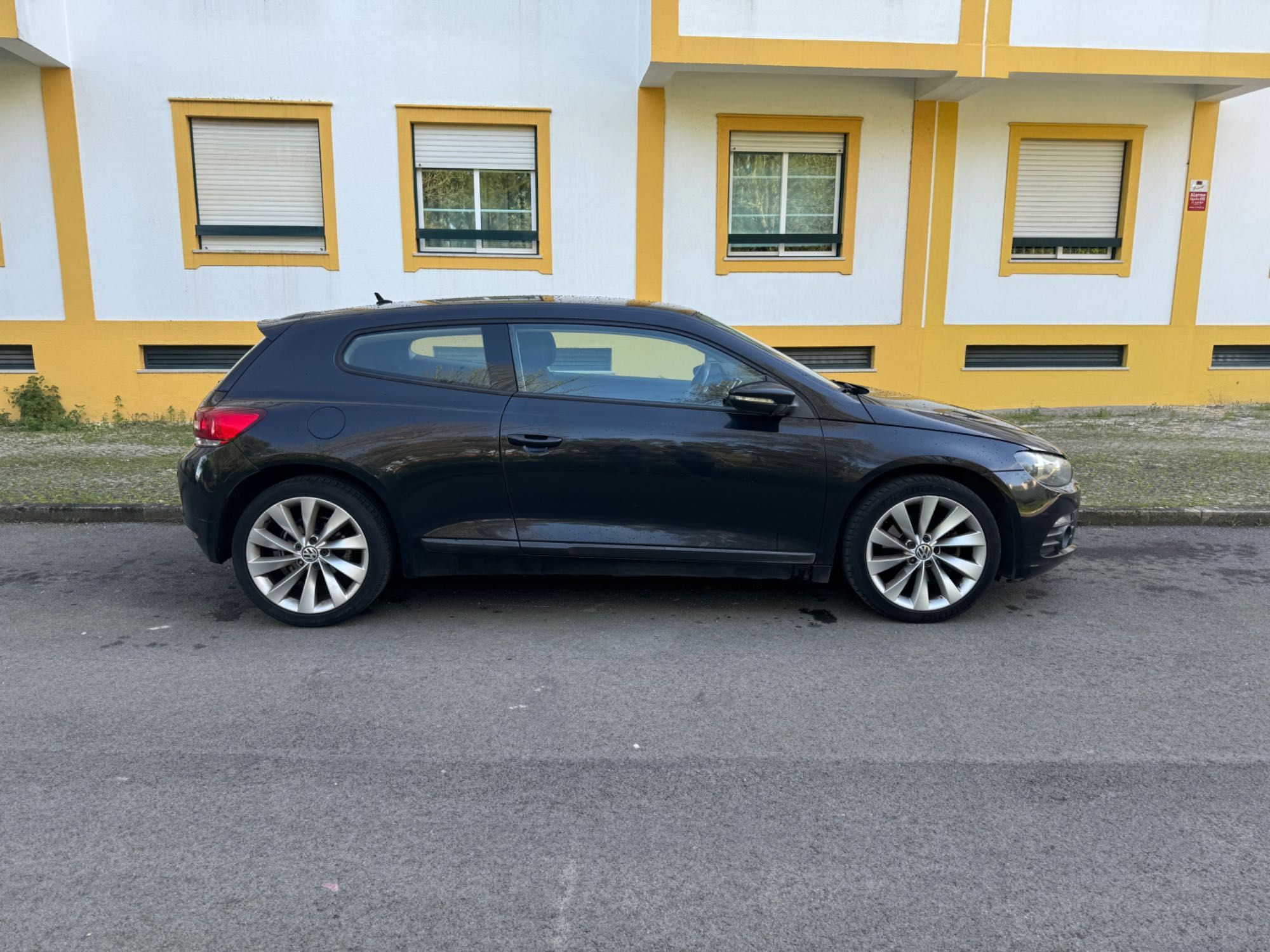 Carro Scirocco preto