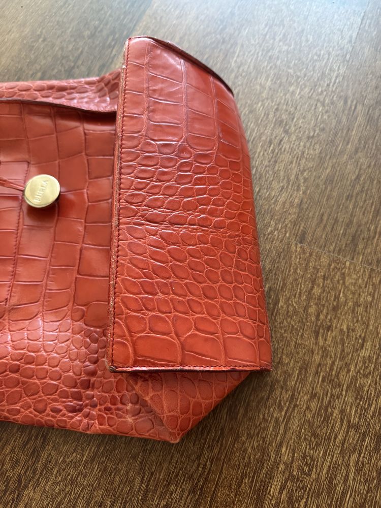 Mala Furla com divisória interior e fecho