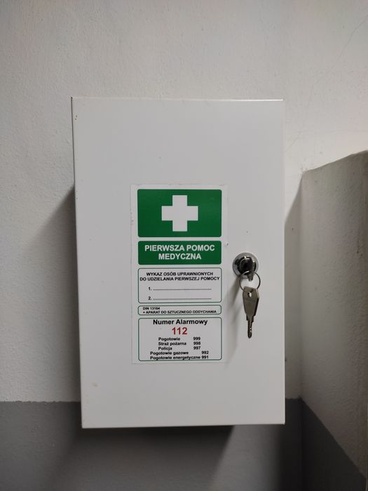 Apteczka ścienna biała + zawartość