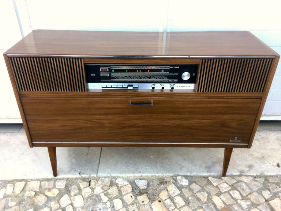 Aparador rádio gira discos Grundig a funcionar 118comp X 36prof X 78a