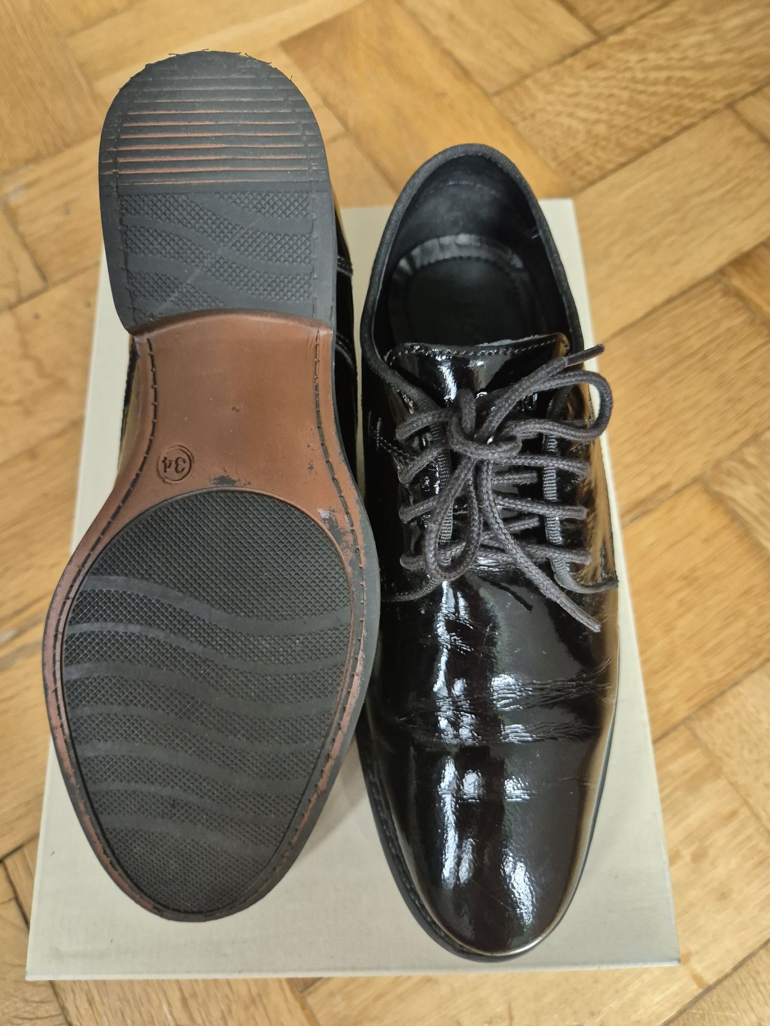 Buty- czarne lakierki dla chłopca