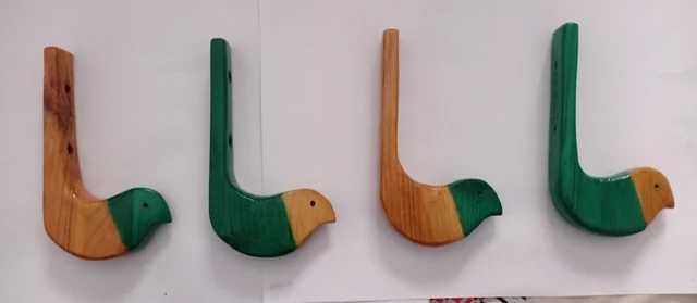 Conjunto de quatro cabides em pinho.