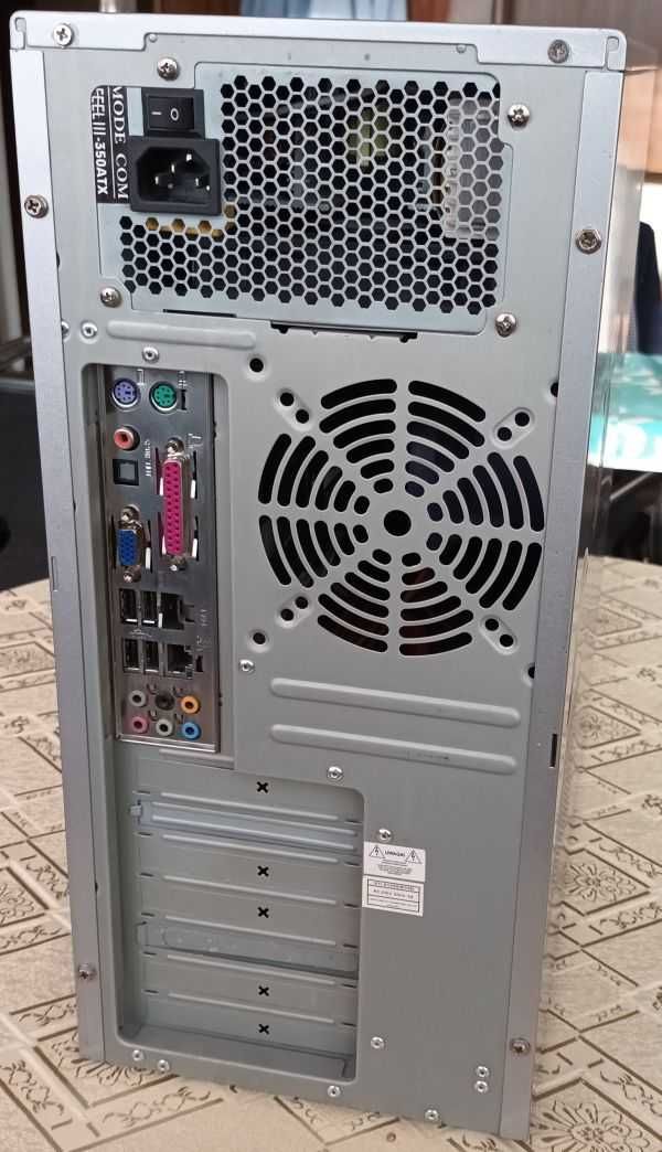 Komputer stacjonarny Intel Core 2, 8GB RAM, Dysk 1TB.