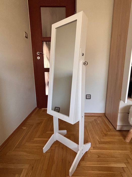 Lustro z szafką na biżuterię