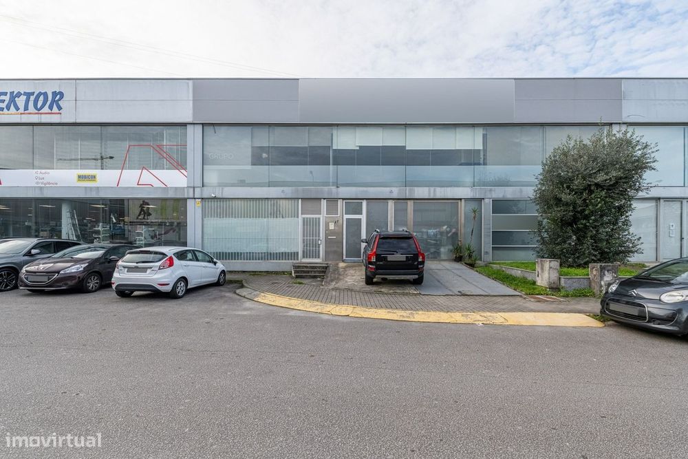 Armazém no Centro Empresarial de  Ferreiros
