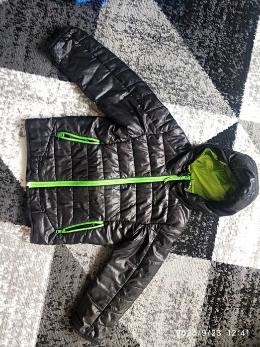 Czarna przejściowa kurtka