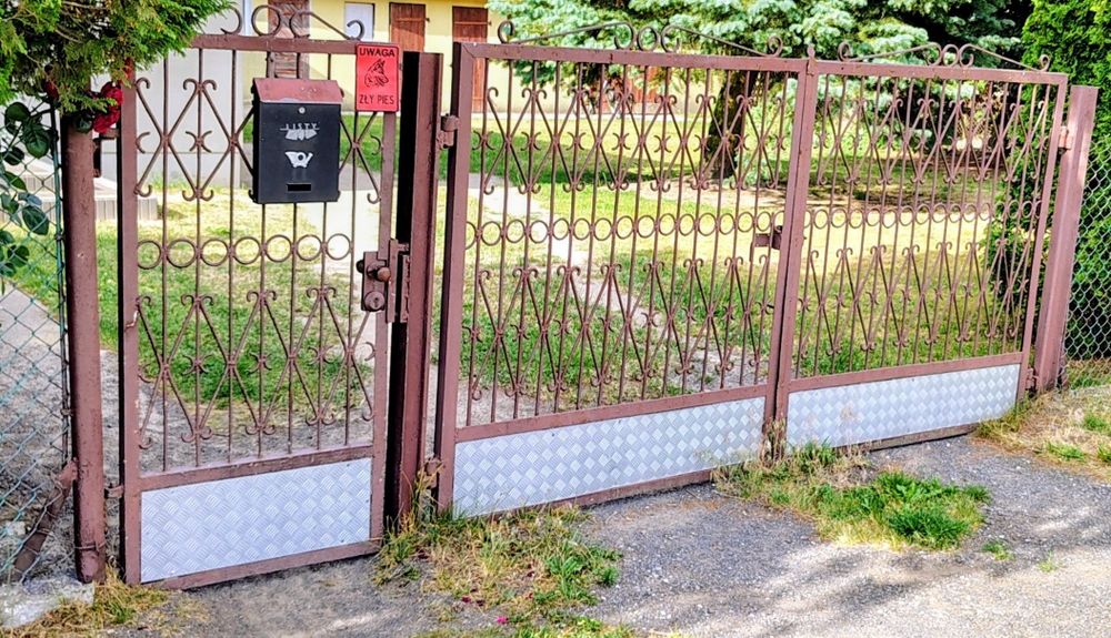 Brama dwuskrzydłowa z furtką.