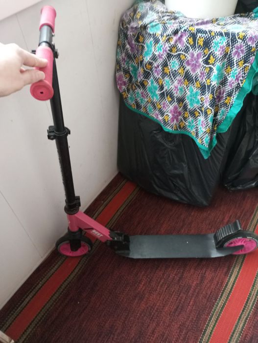 Самокат б/у для дівчинки